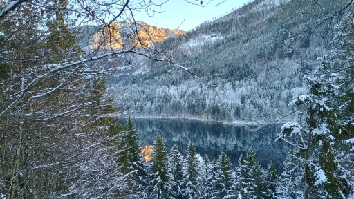 Blick auf den Lunzer See im Winter, mit dem Scheiblingstein im Hintergrund