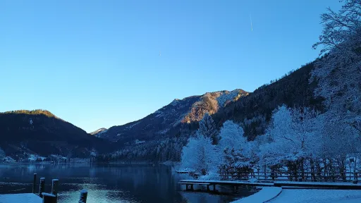 Lunzer See im Winter, mit dem Scheiblingstein mittig im Hintergrund