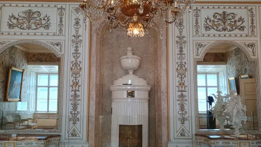 Schloss Esterh&aacute;zy, Kachelofen und Leuchter, sog. Schlafzimmer der F&uuml;rstin