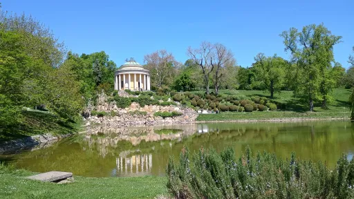 Schlosspark Schloss Esterh&aacute;zy, Blick auf den Leopoldinentempel