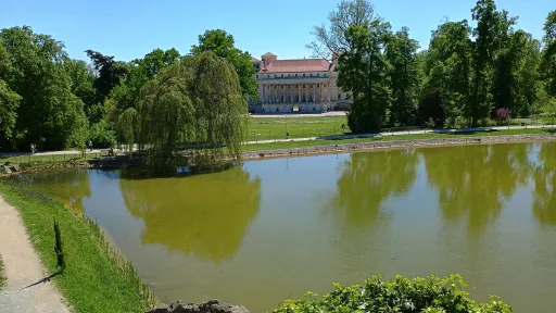 Blick vom Leopoldinentempel auf die Fassade von Schloss Esterh&aacute;zy