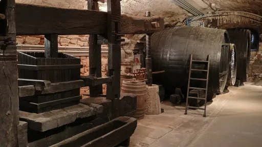Weinpresse und F&auml;sser, Schloss Esterh&aacute;zy
