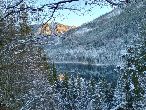 Blick auf den Lunzer See im Winter, mit dem Scheiblingstein im Hintergrund