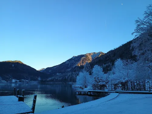 Lunzer See im Winter, mit dem Scheiblingstein mittig im Hintergrund