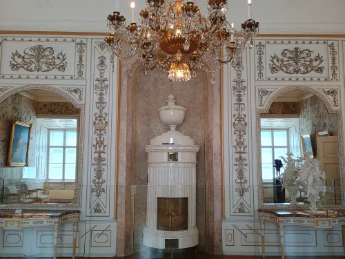 Schloss Esterh&aacute;zy, Kachelofen und Leuchter, sog. Schlafzimmer der F&uuml;rstin