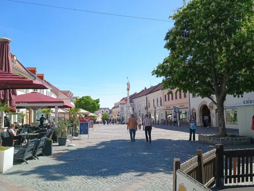 Eisenstadt, Hauptstra&szlig;e mit Pests&auml;ule